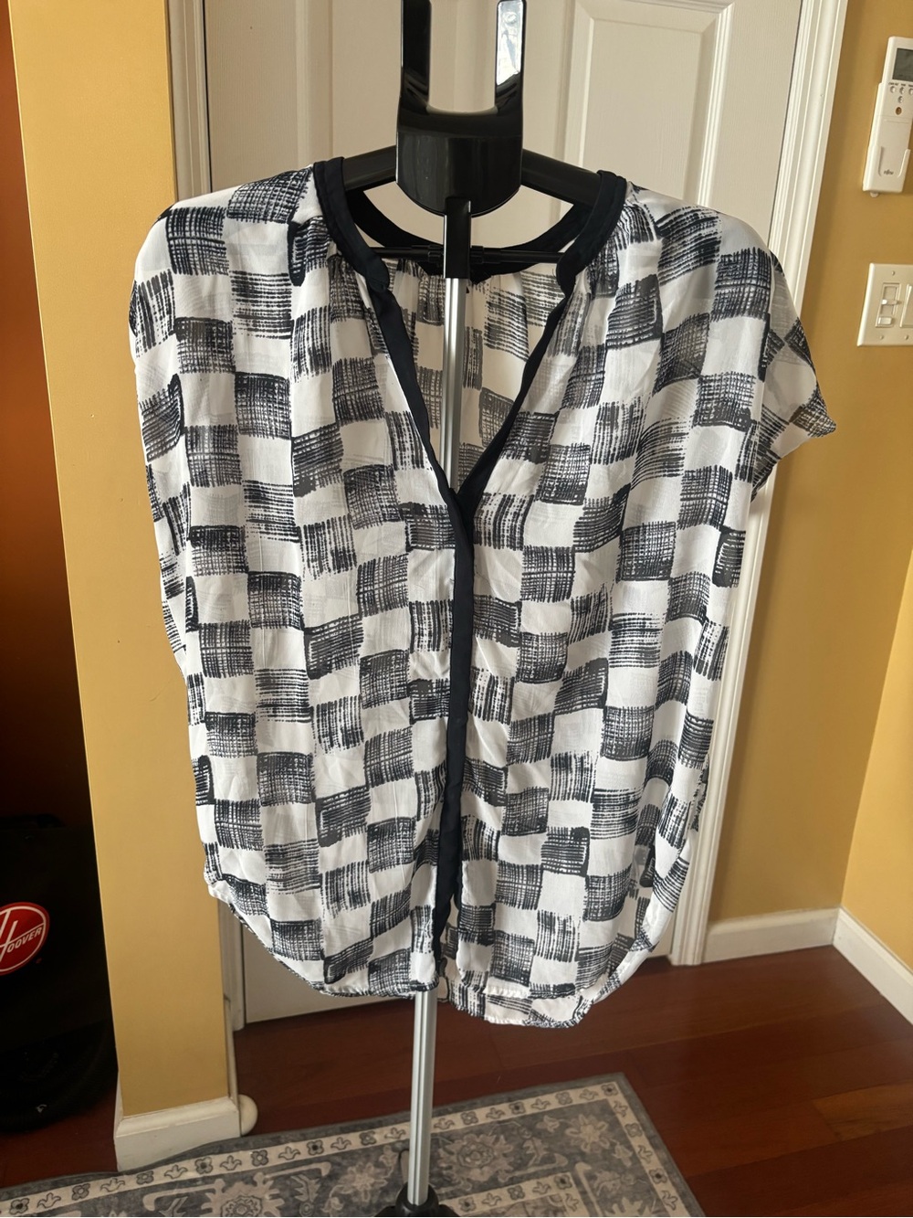 Banana Republic Black and White Printed Short Sleeve Blouse